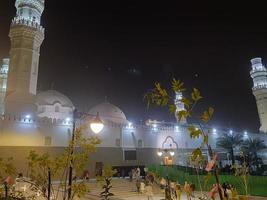 medina, saudi Arabien, dec 2022 - en skön se av de minareter och kupol av de quba moské i medina, saudi arabien på natt. foto