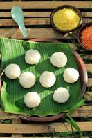 ångad klibbig ris boll, vanligtvis toppade med kryddad eller ljuv strimlad kokos. foto