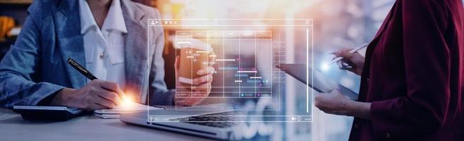 analytiker arbetssätt med dator i företag analys och data förvaltning systemet till göra Rapportera med kpi och metrik ansluten till databas. företags- strategi för finansiera, operationer, försäljning, marknadsföring foto