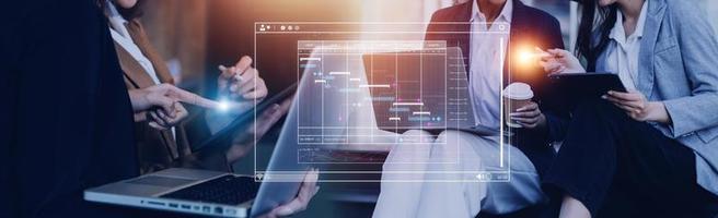 analytiker arbetssätt med dator i företag analys och data förvaltning systemet till göra Rapportera med kpi och metrik ansluten till databas. företags- strategi för finansiera, operationer, försäljning, marknadsföring foto