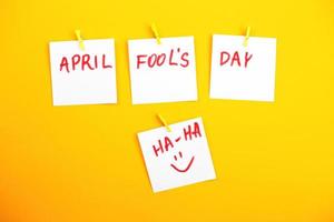 klistermärken med smiley och inskrift april dårar dag på gul bakgrund. foto