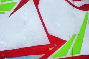 närbild fragment av en graffiti teckning applicerad till de vägg förbi aerosol måla. bakgrund bild av en modern sammansättning av rader och färgad områden. gata konst begrepp foto
