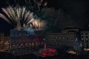 Lycklig ny år fyrverkeri på svart bakgrund i genua, Italien foto