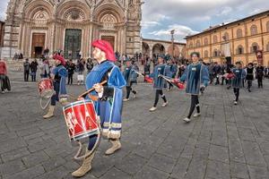 siena, Italien - Mars 25 2017 - traditionell flagga vacklar parad foto