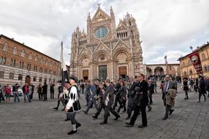 siena, Italien - Mars 25 2017 - traditionell flagga vacklar parad foto