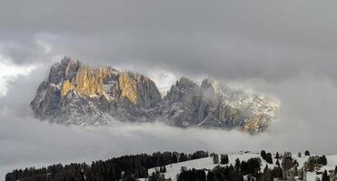 sassolungo och sassopiatto dolomiter bergen vinter- panorama från alpe di siusi foto