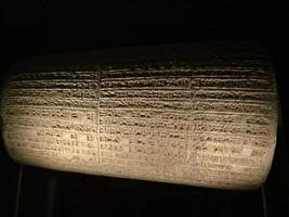 nabucodonosor nabukadnesar inskriven cylinder kilskrift skrivning assyrien babylonia sumer detalj foto