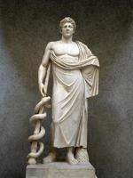 gammal marmor roman figur skulptur staty aesculapius foto