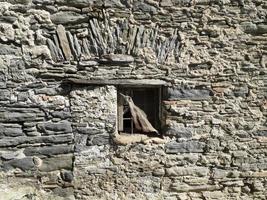 gammal fönster på medeltida italiensk hus foto