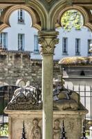 paris, Frankrike - Maj 2, 2016 abelard och heloise grav i paris i de historisk pere lachaise kyrkogård. foto