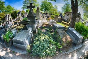 paris, Frankrike - Maj 2, 2016 gammal gravar i pere-lachaise kyrkogård foto