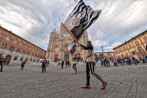 siena, Italien - Mars 25 2017 - traditionell flagga vacklar parad foto