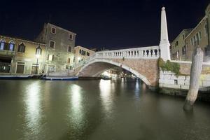 Venedig kanaler natt se foto