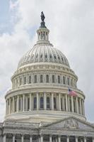 Washington dc capitol kupol detalj med vinka amerikan flagga foto