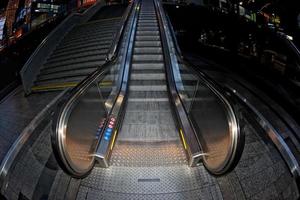 metro rör på sig rulltrappa foto