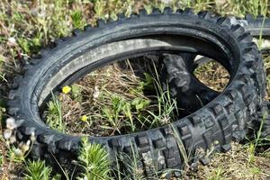 gammal övergiven cykel däck foto