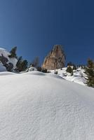 dolomiterna enorm panoramautsikt i vintersnötid foto