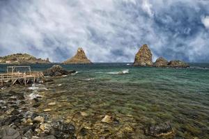 aci trezza sicilien cyklopes stackar stenar foto