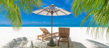 lugn strand vardagsrum stolar och paraply. sommar Semester och semester begrepp bakgrund. inspirera tropisk landskap design. turism och resa design, lyx tillflykt strand scen med kopia Plats foto