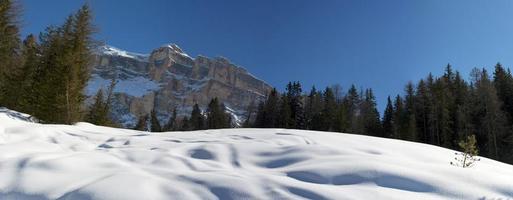 dolomiterna enorm panoramautsikt i vintersnötid foto