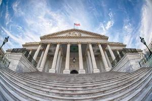 Washington dc capitol på solig molnig himmel bakgrund foto