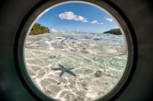 under vattnet se från porthål i tonga polynesien foto