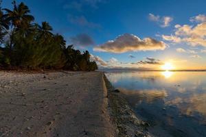 polynesien strand underbar röd solnedgång foto