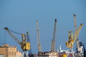 genua stad stadsbild panorama från de hav hamn foto