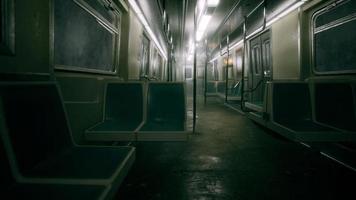 8 K tömma metall tunnelbana tåg i urban chicago foto