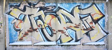 närbild fragment av en graffiti teckning applicerad till de vägg förbi aerosol måla. bakgrund bild av en modern sammansättning av rader och färgad områden. gata konst begrepp foto