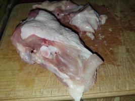 matlagning hackad kyckling med ett yxa i en panorera foto