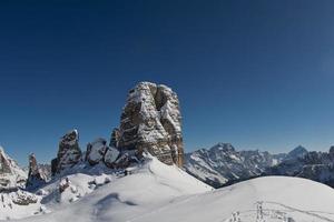 dolomiterna enorm panoramautsikt i vintersnötid foto