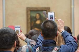 paris, Frankrike - april 30, 2016 - mona lisa målning louvre hall fullt med folk av turist foto