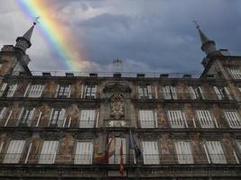 torg borgmästare, de central fyrkant i madrid, Spanien med regnbåge foto