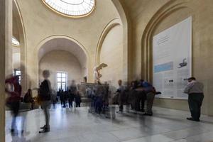 paris, Frankrike - april 30, 2016 - louvre museum fullt med folk av turist foto