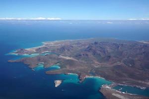 la paz baja kalifornien sur mexico antenn panorama från flygplan blå hav foto