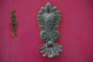 dörr knocker medina medeltida by sten byggnad i malta foto