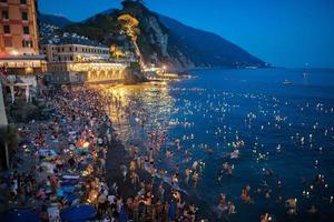 camogli, Italien - augusti 6 2017 - stella maris traditionell ljus på de hav firande foto