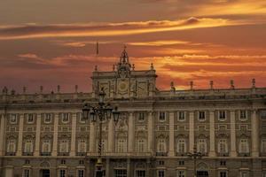 kunglig palats madrid på solnedgång foto