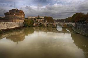 castel sant'angelo och de sant'angelo bro under solig dag i rom foto