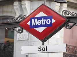 sol metro station tecken i madrid Spanien foto