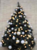 stänga upp av bollar på jul träd. bokeh kransar i de bakgrund. ny år begrepp. foto