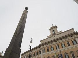 montecitorio är en palats i rom och de sittplats av de italiensk kammare av suppleanter foto