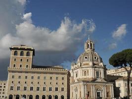 kejserlig forum fori imperiali rom byggnader på gångväg foto