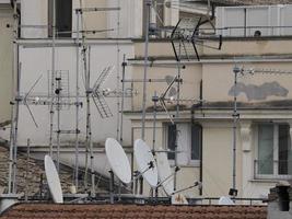 rom hus tak och kyrka kupol stadsbild roofdome se panorama med satellit och tv antenn foto