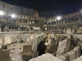 colosseum i rom, Italien interiör se på natt, 2022 foto