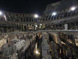 colosseum i rom, Italien interiör se på natt, 2022 foto