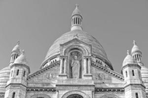 paris montmatre katedral detalj i svart och vit foto