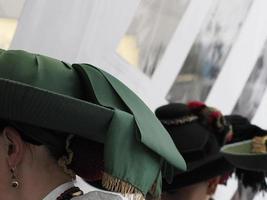 traditionell tyrolen parad klänning hatt foto