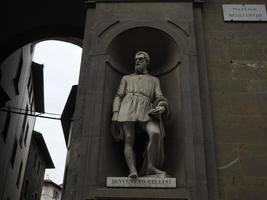 uffizi florens utomhus- staty känd benvenuto cellini foto